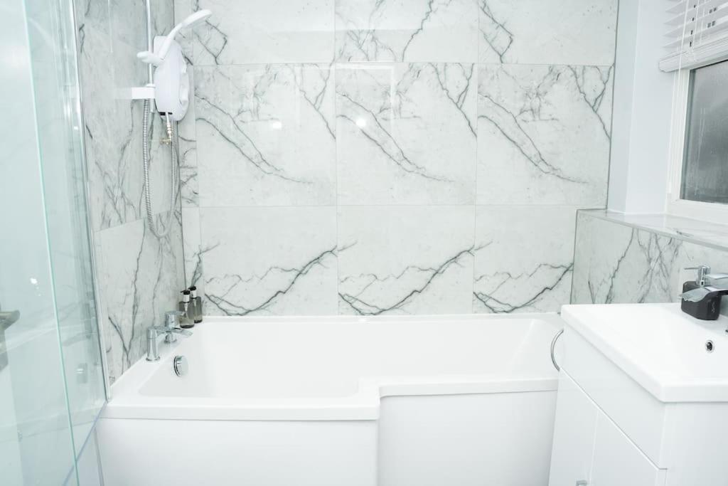 Stylish Home In York - Free Wifi & Parking - Close To Racecourse & City Centre Экстерьер фото